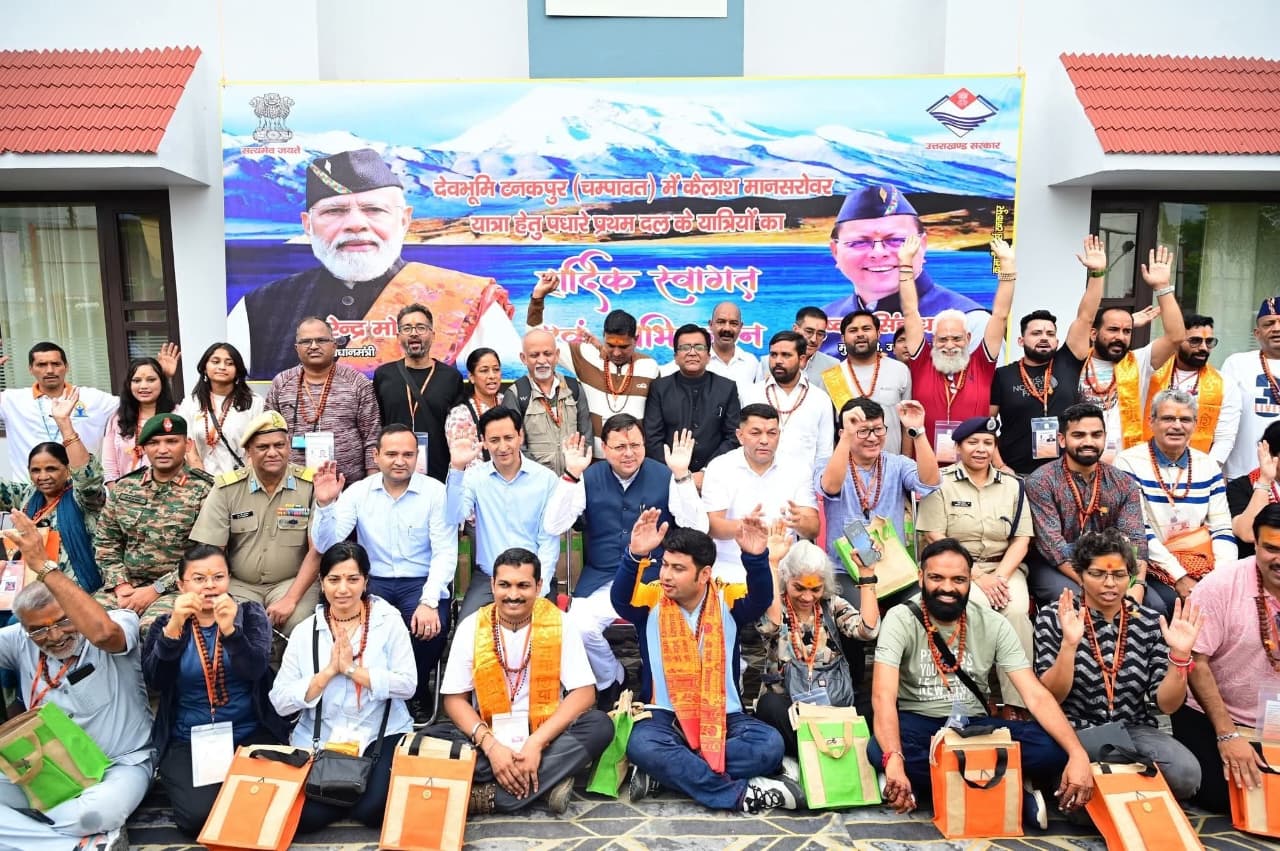 कैलाश मानसरोवर यात्रियों से मुलाकात करते मुख्यमंत्री कैलाश मानसरोवर यात्रियों से मुलाकात करते मुख्यमंत्री