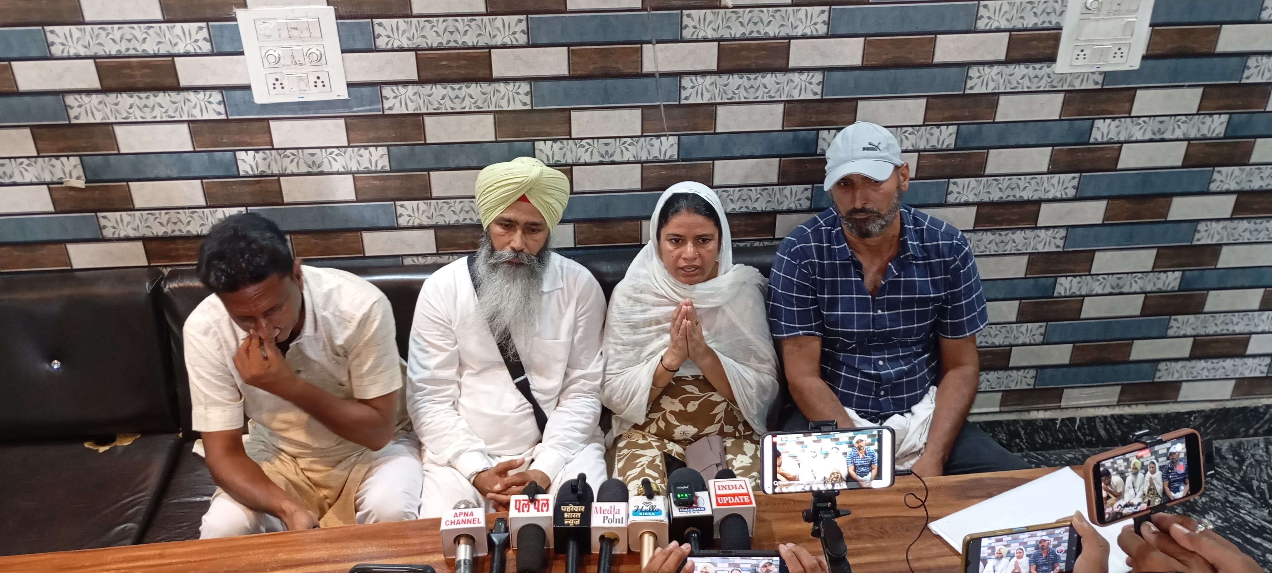 पत्रकारों से बातचीत करते मृतक गुरसेवक के परिजन। पत्रकारों से बातचीत करते मृतक गुरसेवक के परिजन।