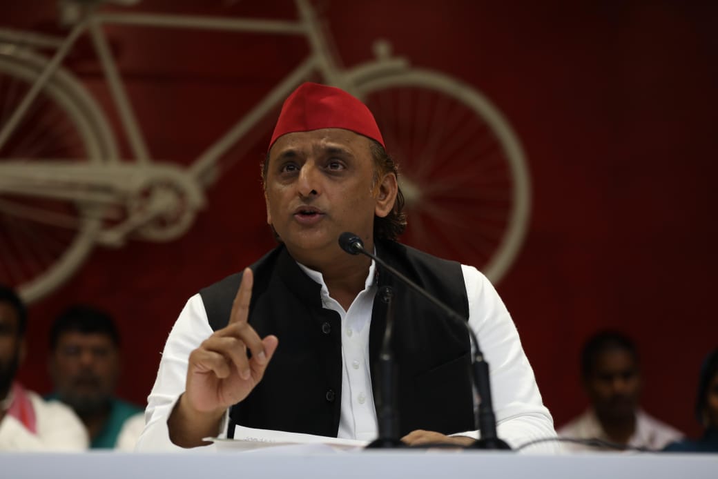 सपा अध्यक्ष अखिलेश यादव पत्रकारों को संबोधित करते हुए। सपा अध्यक्ष अखिलेश यादव पत्रकारों को संबोधित करते हुए।