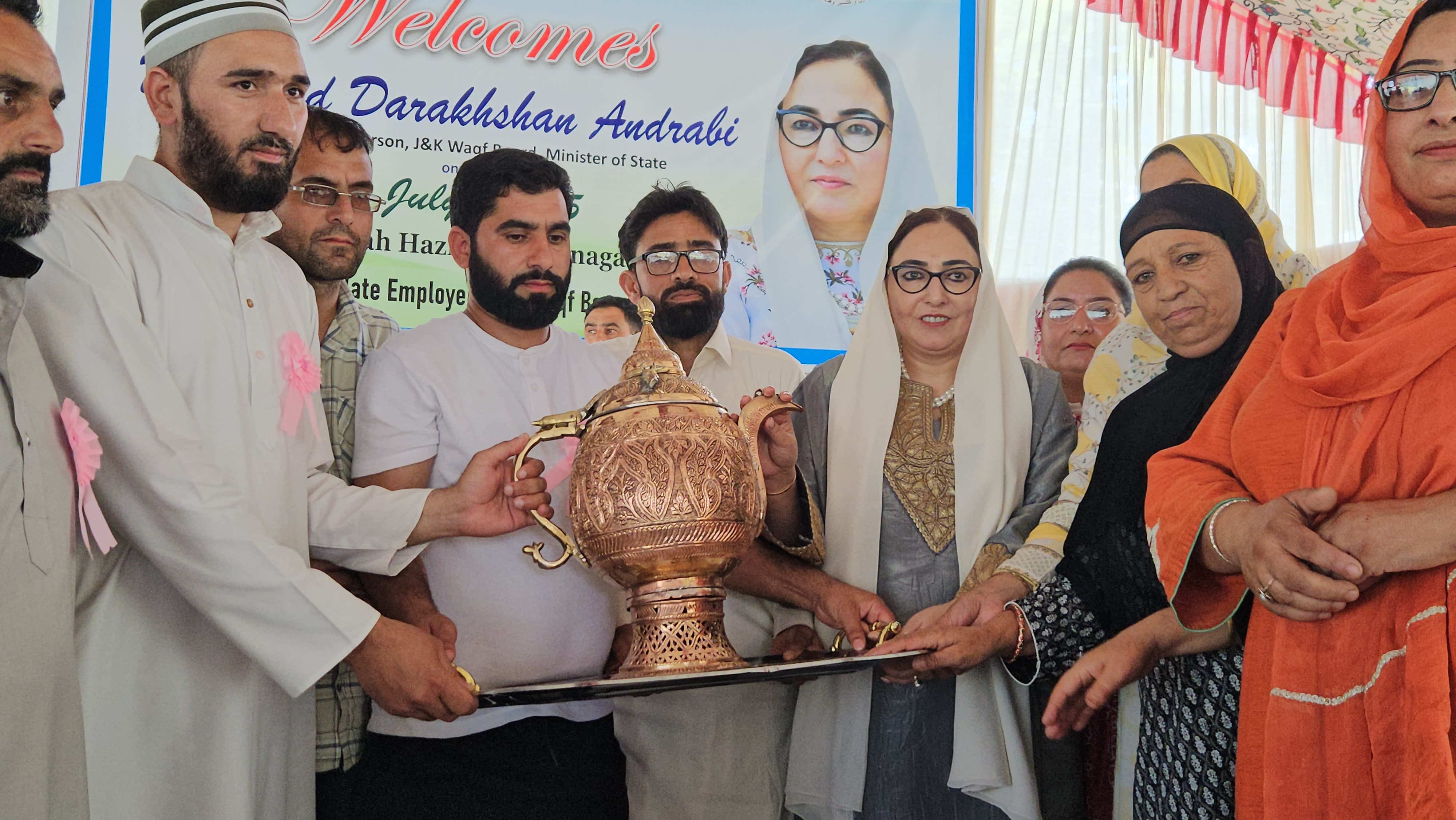 वक्फ बोर्ड अध्यक्ष का दरगाह हज़रतबल में सम्मान, कर्मचारियों के कल्याण के लिए उठाए गए कदमों की सराहना वक्फ बोर्ड अध्यक्ष का दरगाह हज़रतबल में सम्मान, कर्मचारियों के कल्याण के लिए उठाए गए कदमों की सराहना