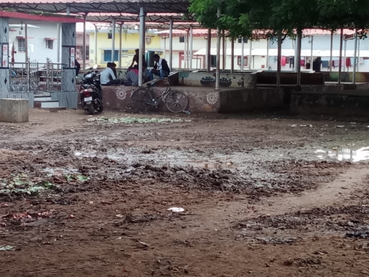 ग्राम देमार के साप्ताहिक बाजार में पसरी गंदगी। ग्राम देमार के साप्ताहिक बाजार में पसरी गंदगी।