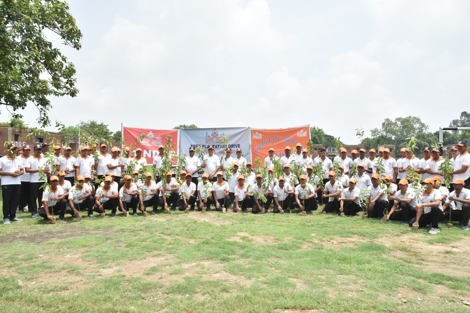 एनडीआरएफ टीम पौधरोपण अभियान में एनडीआरएफ टीम पौधरोपण अभियान में