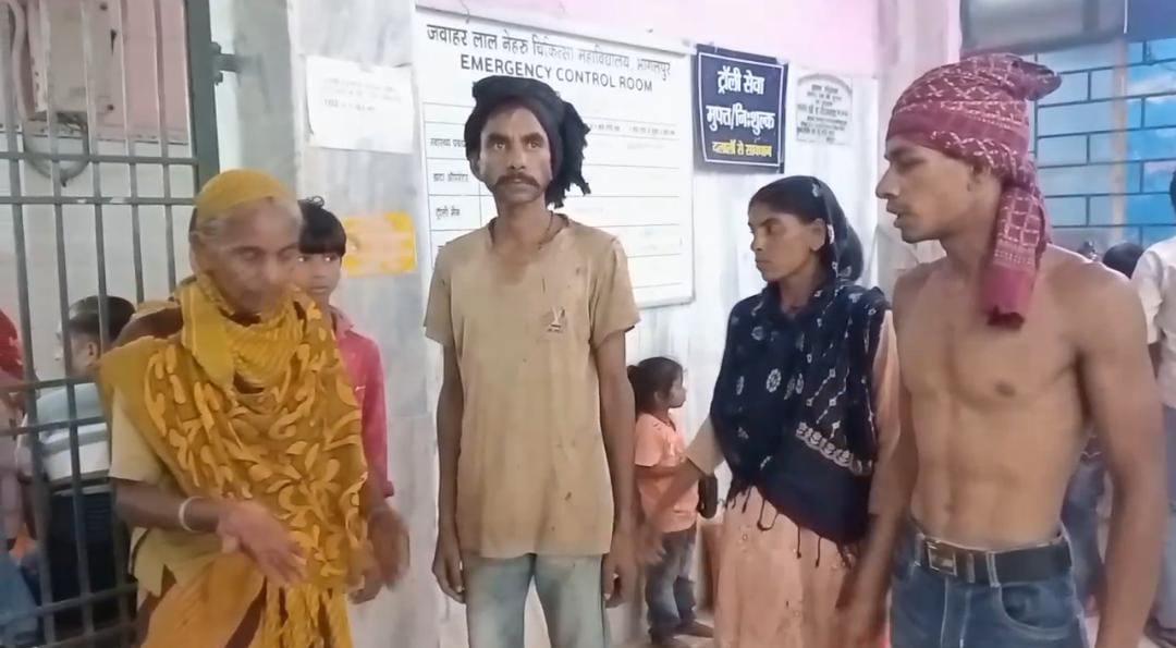 अस्पताल में इलाज कराता घायल अस्पताल में इलाज कराता घायल