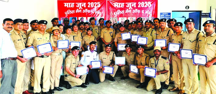 सम्मान पाने वाले पुलिसकर्मी सम्मान पाने वाले पुलिसकर्मी