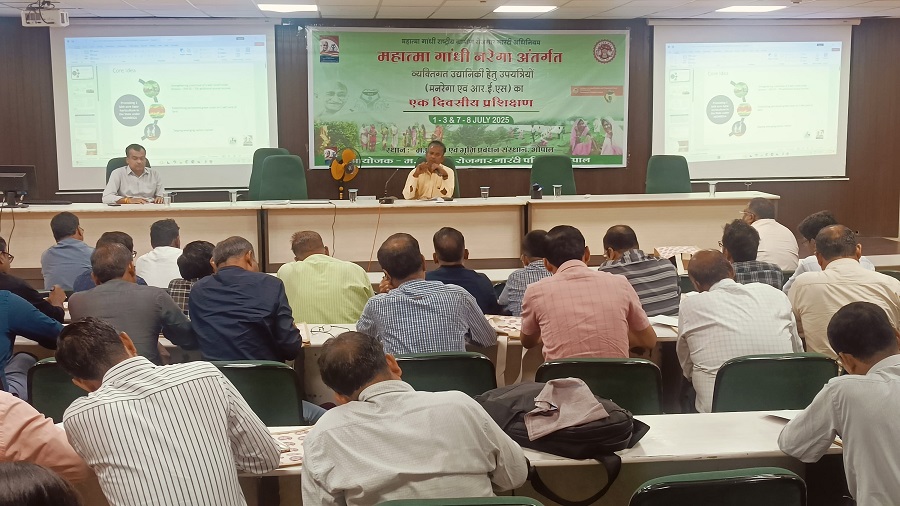 पौधरोपण में वैज्ञानिक और टिकाऊ तकनीकों के उपयोग के लिए दिया जा रहा प्रशिक्षण पौधरोपण में वैज्ञानिक और टिकाऊ तकनीकों के उपयोग के लिए दिया जा रहा प्रशिक्षण