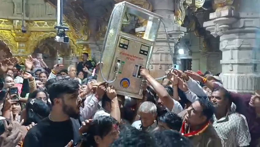 मनोकामना पूरी होने पर सांवलिया सेठ मंदिर में चांदी का पेट्रोल पम्प भेंट करते श्रद्धालु। मनोकामना पूरी होने पर सांवलिया सेठ मंदिर में चांदी का पेट्रोल पम्प भेंट करते श्रद्धालु।