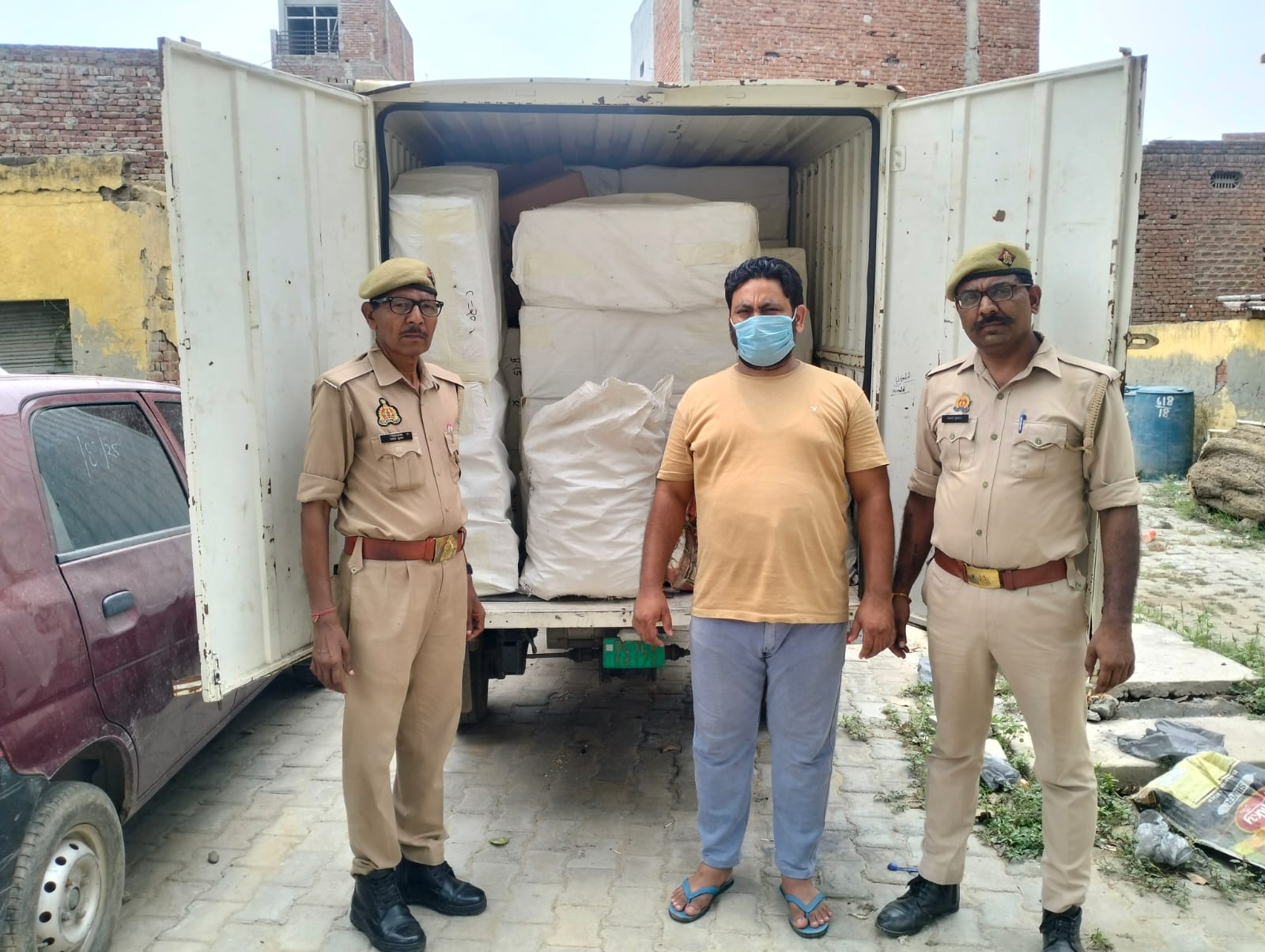 पुलिस द्वारा विस्फोटक के साथ पकड़ा गया आरोपी पुलिस द्वारा विस्फोटक के साथ पकड़ा गया आरोपी