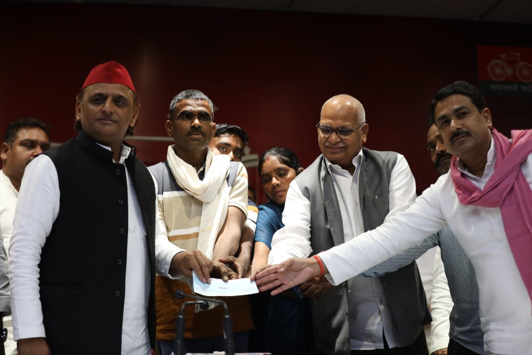 सपा अध्यक्ष अखिलेश यादव तेंदुए से संघर्ष करने वाले श्रमिक को दो लाख रुपये का चेक देते हुए। सपा अध्यक्ष अखिलेश यादव तेंदुए से संघर्ष करने वाले श्रमिक को दो लाख रुपये का चेक देते हुए।