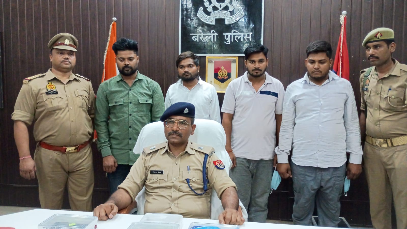 लखनऊ से गिरफ्तार किए गए साइबर ठगों के साथ पुलिस टीम — बरामद मोबाइल, एटीएम कार्ड और चेकबुक भी प्रदर्शित लखनऊ से गिरफ्तार किए गए साइबर ठगों के साथ पुलिस टीम — बरामद मोबाइल, एटीएम कार्ड और चेकबुक भी प्रदर्शित