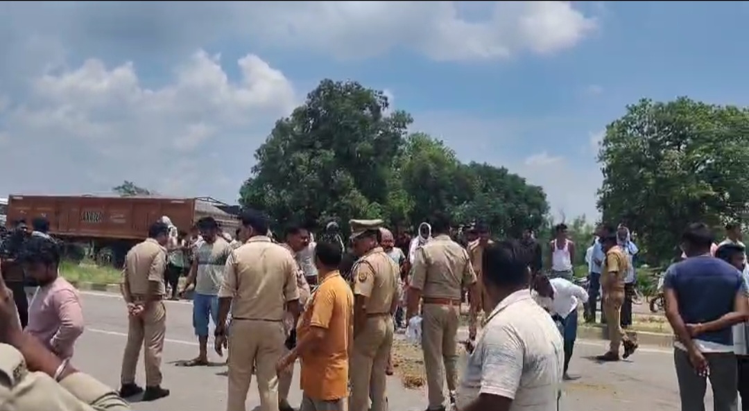 घटनास्थल पर पहुंची पुलिस घटनास्थल पर पहुंची पुलिस