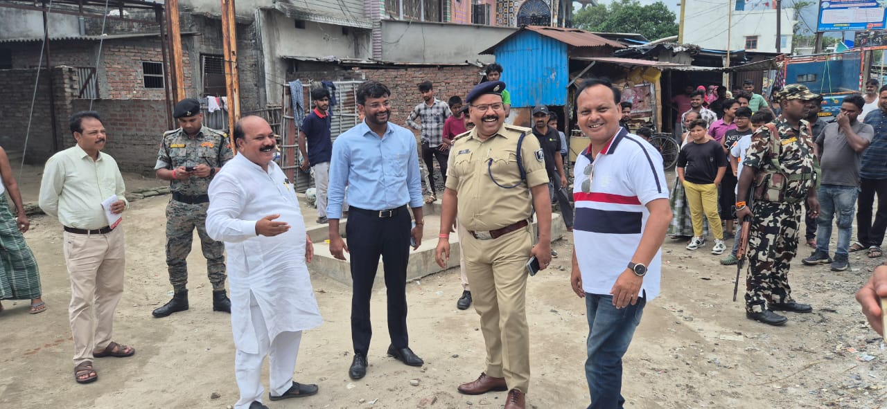 अररिया फोटो:डीएम एसपी के साथ मोहर्रम कमिटी के सदस्य अररिया फोटो:डीएम एसपी के साथ मोहर्रम कमिटी के सदस्य