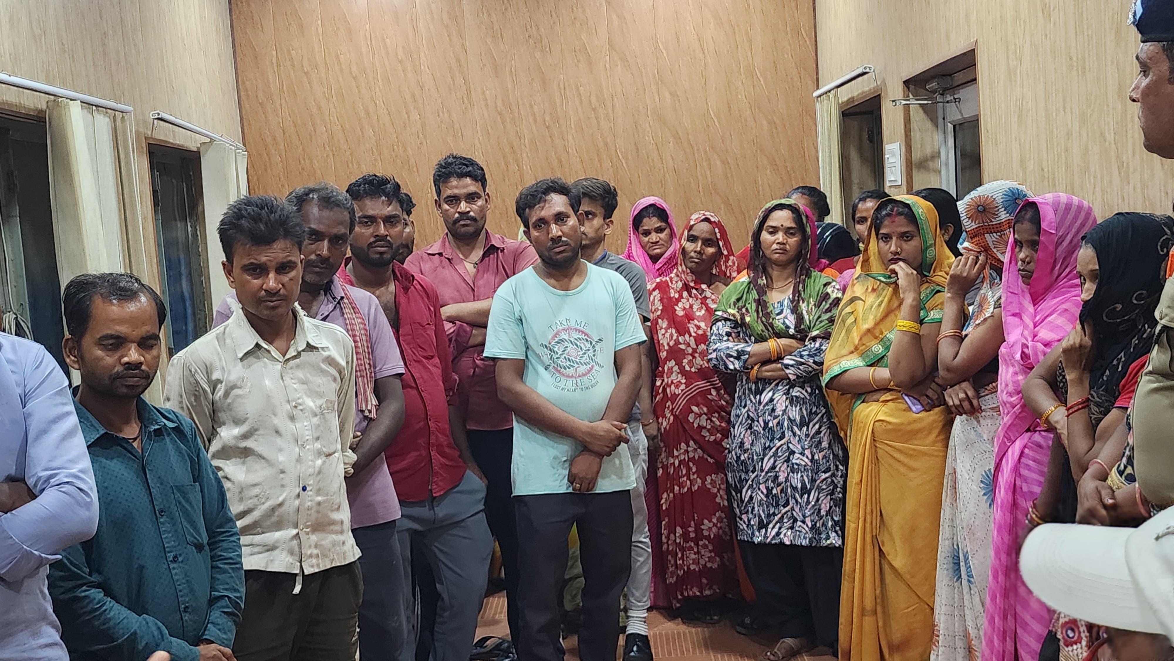 परमार्थ निकेतन में बाल श्रम और बाल अधिकारों के उल्लंघन के विरुद्ध संयुक्त अभियान के बारे में जानकारी देते अधिकारी