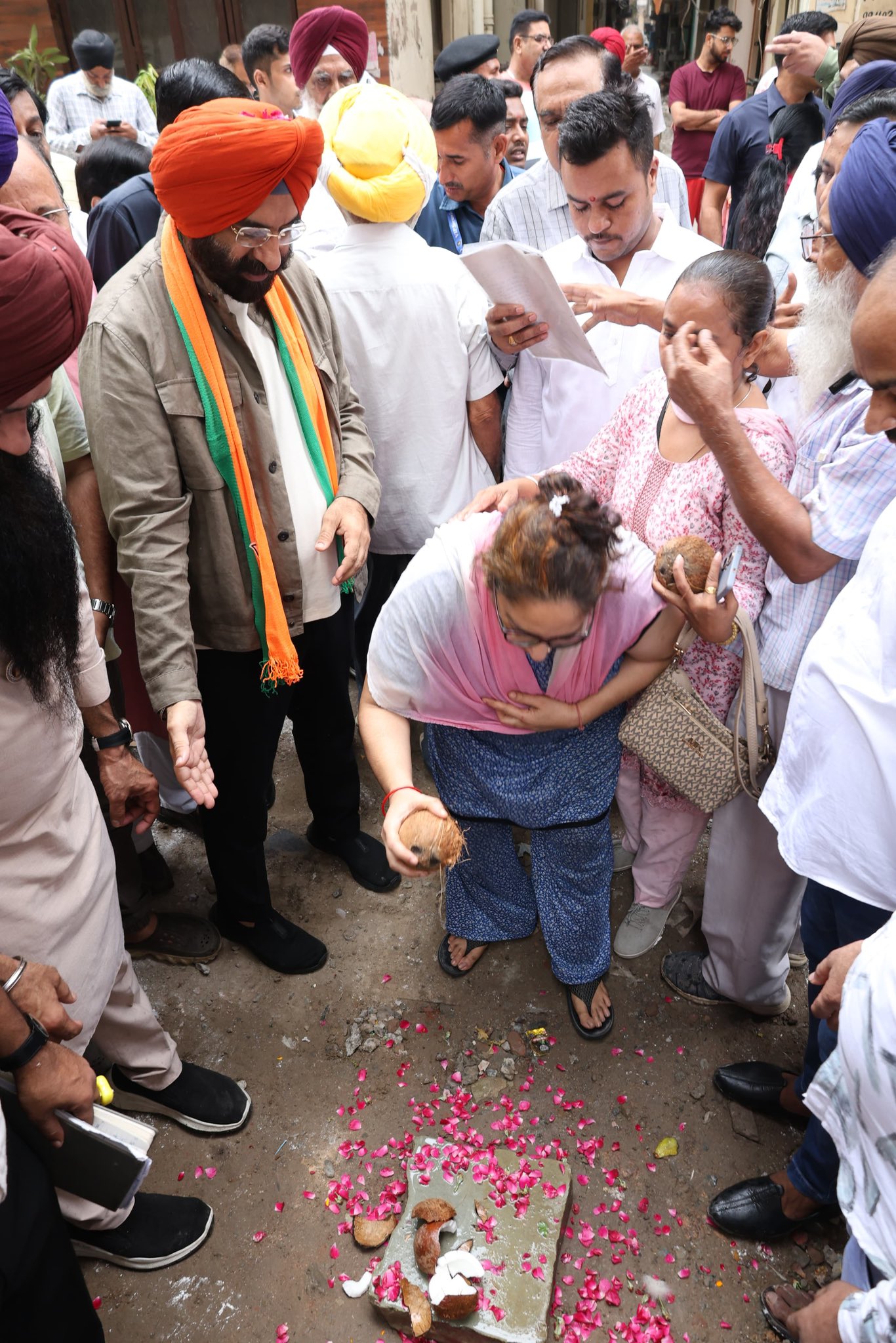 राजौरी गार्डन विधानसभा क्षेत्र में सड़कों के नव निर्माण कार्य की शुरुआत करते मंत्री मनजिंदर सिंह सिरसा राजौरी गार्डन विधानसभा क्षेत्र में सड़कों के नव निर्माण कार्य की शुरुआत करते मंत्री मनजिंदर सिंह सिरसा