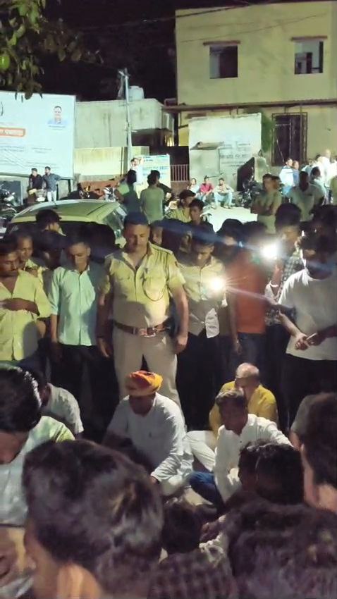जहाजपुर में कार-ठेला विवाद ने ली युवक की जान, कस्बे में तनाव, 10 थानों का जाप्ता तैनात जहाजपुर में कार-ठेला विवाद ने ली युवक की जान, कस्बे में तनाव, 10 थानों का जाप्ता तैनात