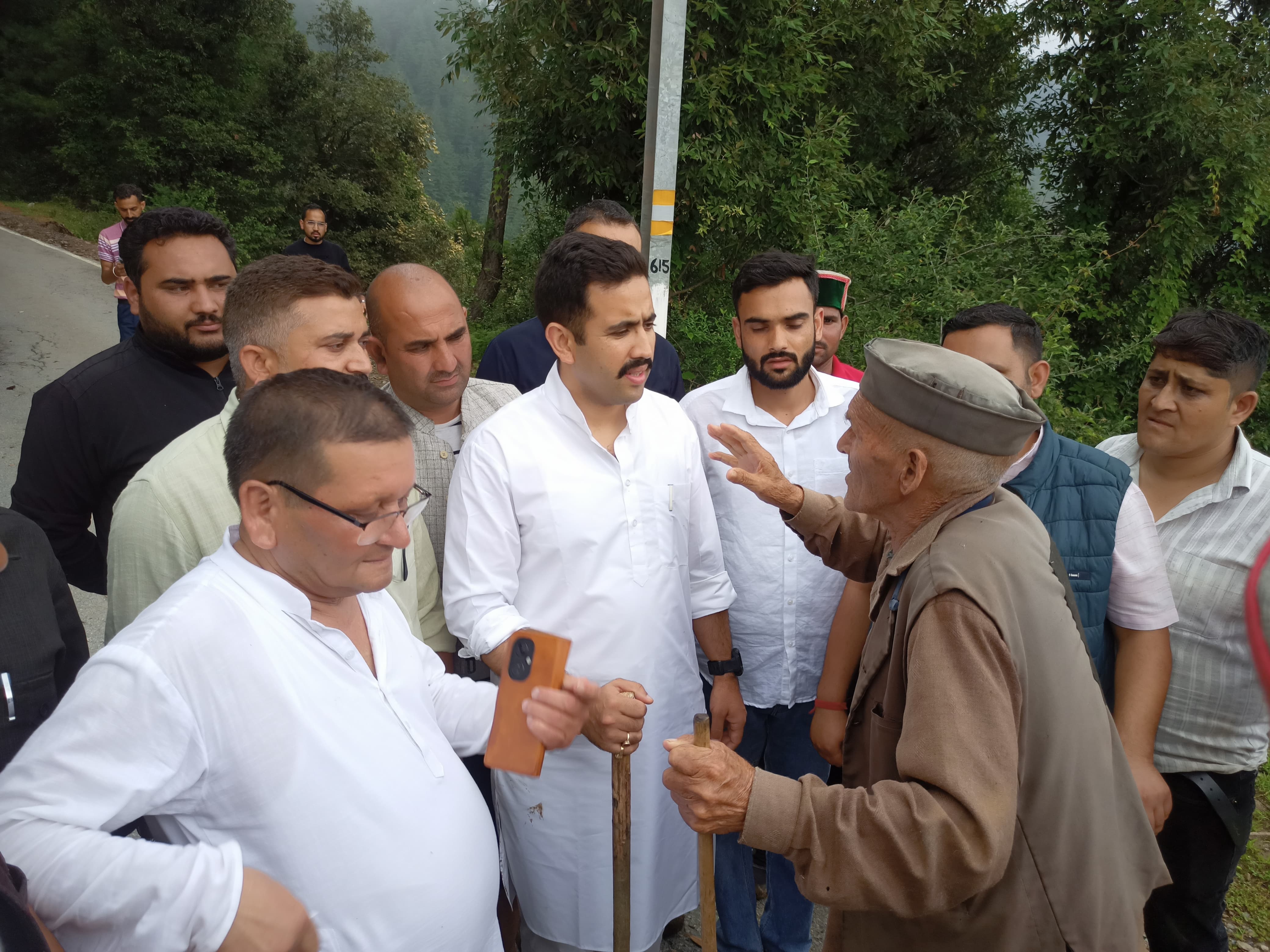 सराज में आपदा प्रभावित क्षेत्र में लोगों की समस्याएं सुनते हुए लोक निर्माण मंत्री विक्रमादित्य सिंह। सराज में आपदा प्रभावित क्षेत्र में लोगों की समस्याएं सुनते हुए लोक निर्माण मंत्री विक्रमादित्य सिंह।