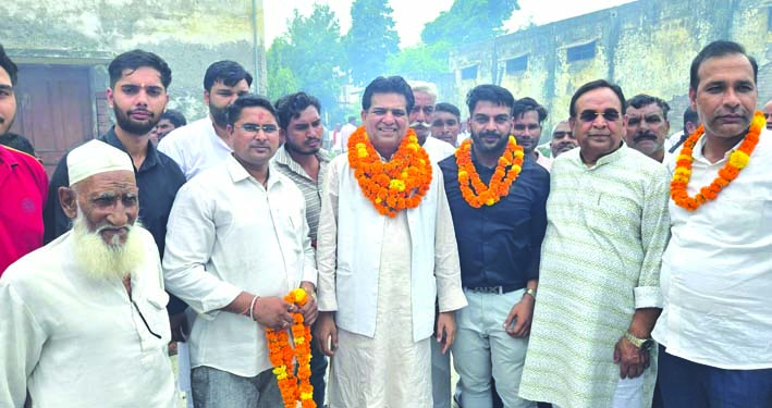 जीत का जश्न मनाते हुए जीत का जश्न मनाते हुए