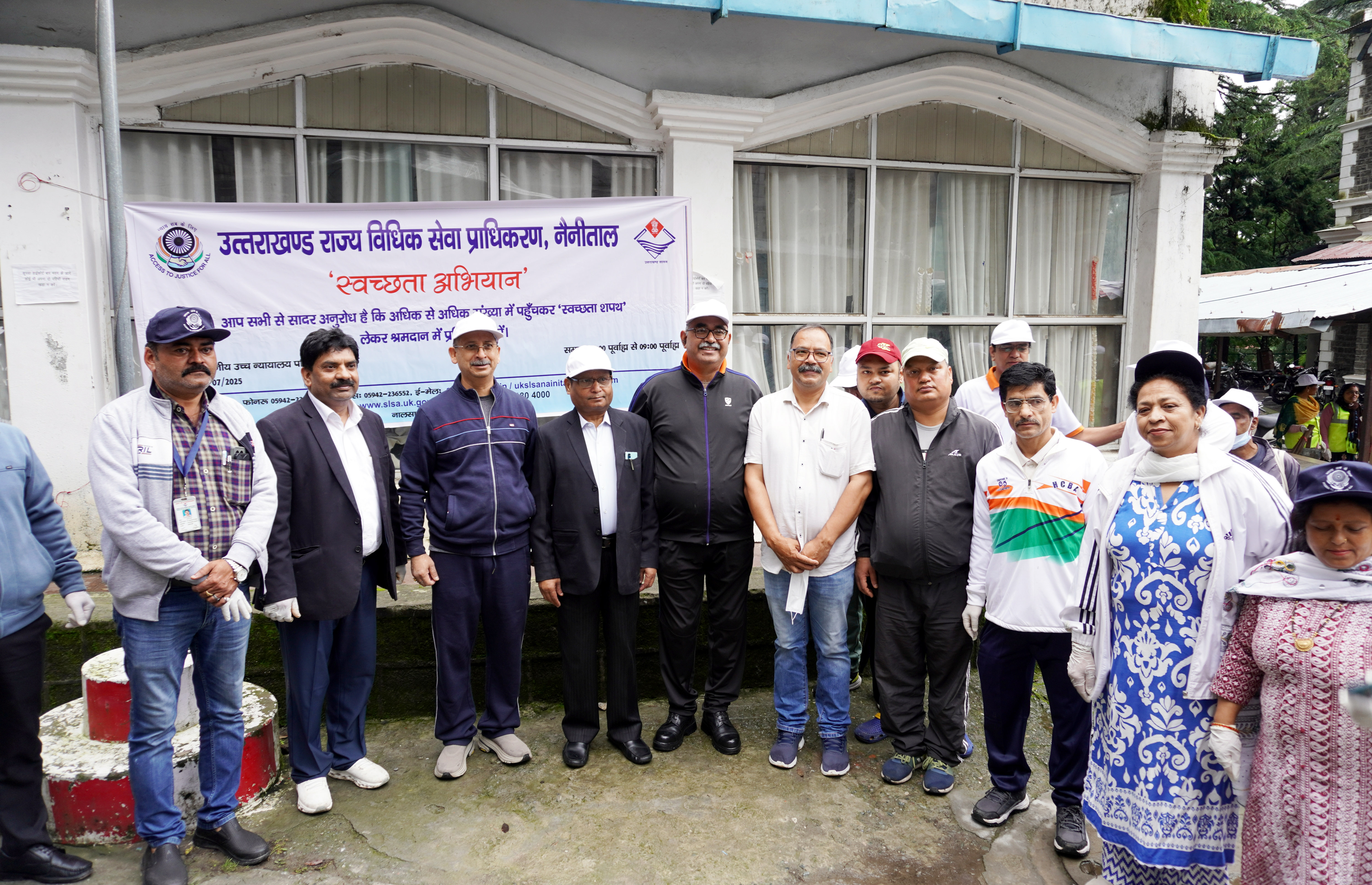 उच्च न्यायालय में आयोजित ‘स्वच्छता अभियान व श्रमदान’ कार्यक्रम में शामिल न्यायाधीश एवं अन्य। उच्च न्यायालय में आयोजित ‘स्वच्छता अभियान व श्रमदान’ कार्यक्रम में शामिल न्यायाधीश एवं अन्य।