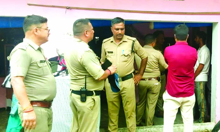 जांच करती पुलिस जांच करती पुलिस