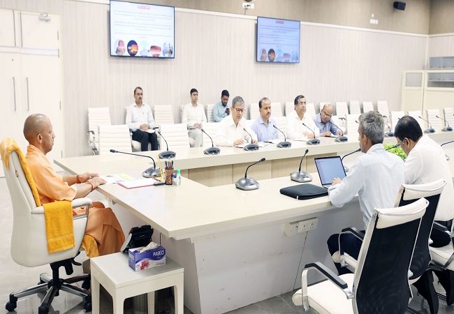 बैठक करते मुख्यमंत्री योगी बैठक करते मुख्यमंत्री योगी