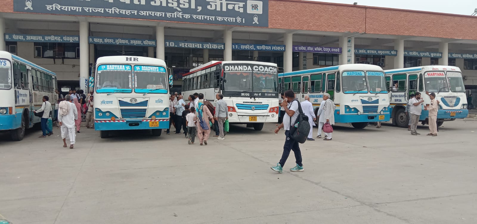 बस अड्डा। बस अड्डा।