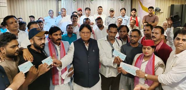 राज्यसभा सांसद रामजी लाल सुमन ने व्यापारियों को चेक देते हुए राज्यसभा सांसद रामजी लाल सुमन ने व्यापारियों को चेक देते हुए