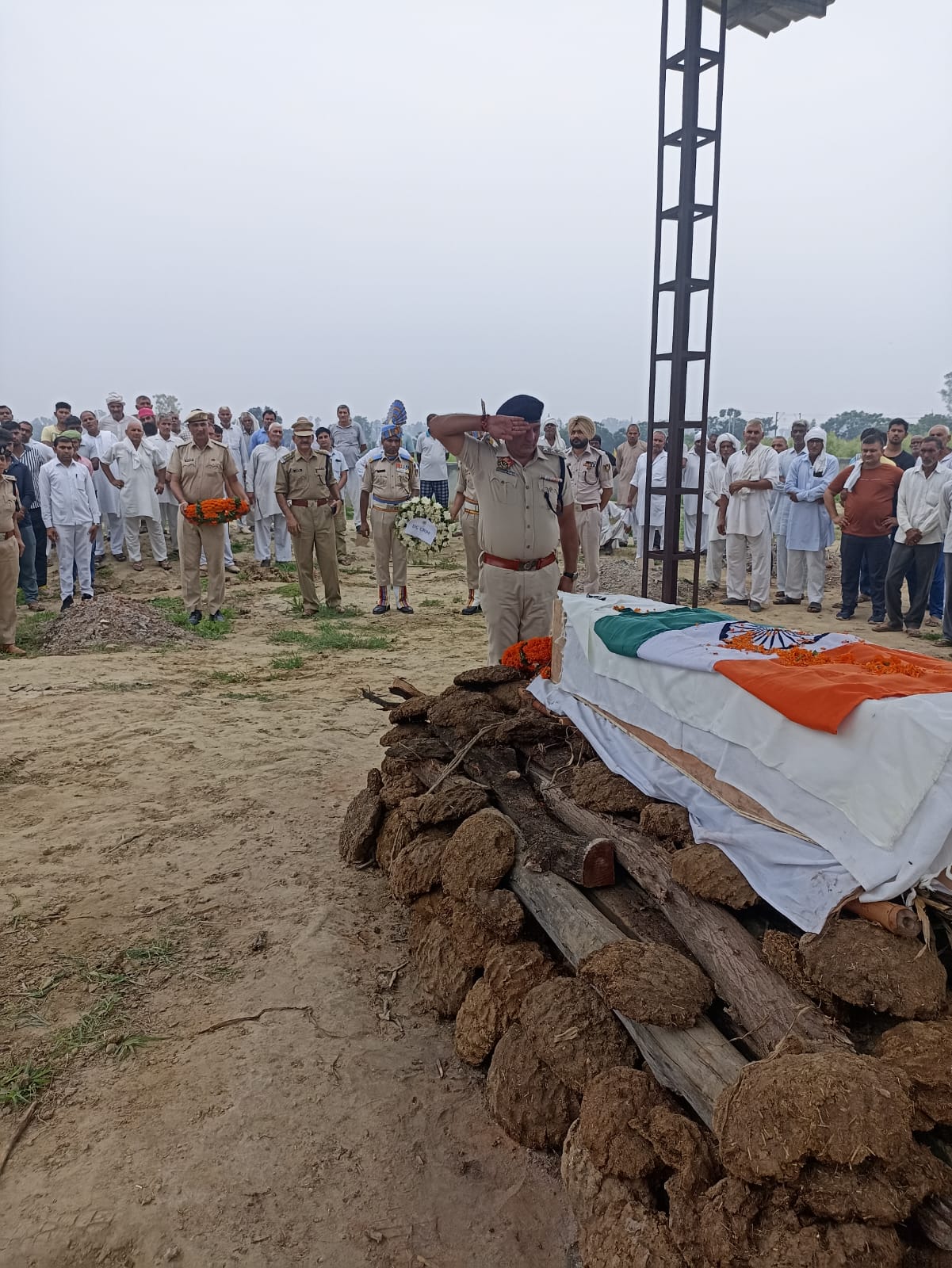 अंतिम विदाई देते हुए। अंतिम विदाई देते हुए।