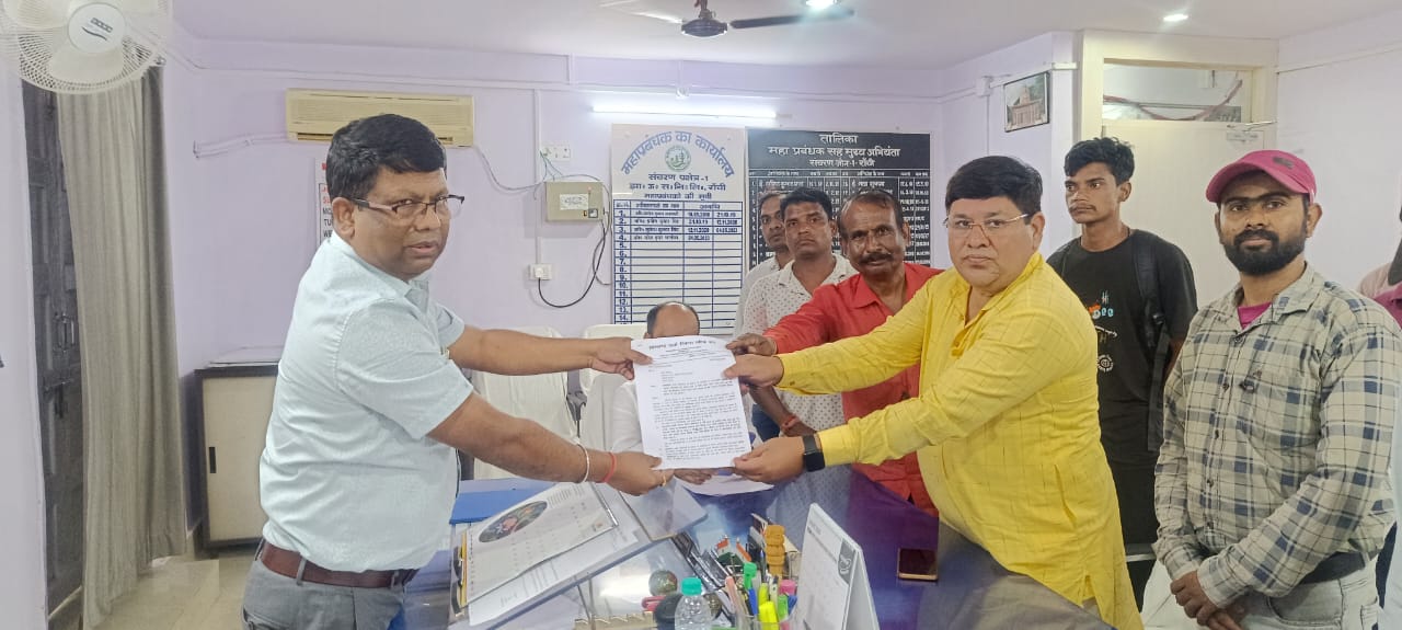 ज्ञापन दिखाते अजय राय समेत अन्य लोग ज्ञापन दिखाते अजय राय समेत अन्य लोग