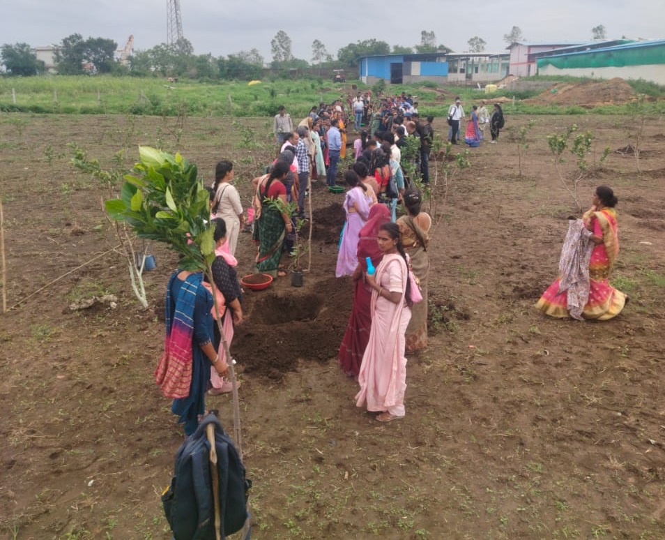 स्व-सहायता समूह की महिलाओं द्वारा लगाए जा रहे फलदार पौधे स्व-सहायता समूह की महिलाओं द्वारा लगाए जा रहे फलदार पौधे