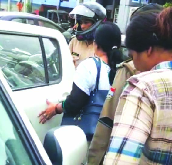 पुलिस हिरासत में आरोपित पुलिस हिरासत में आरोपित