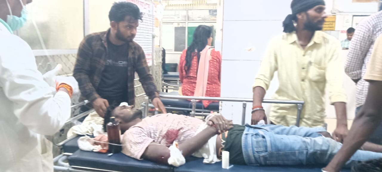 घायल युवक घायल युवक