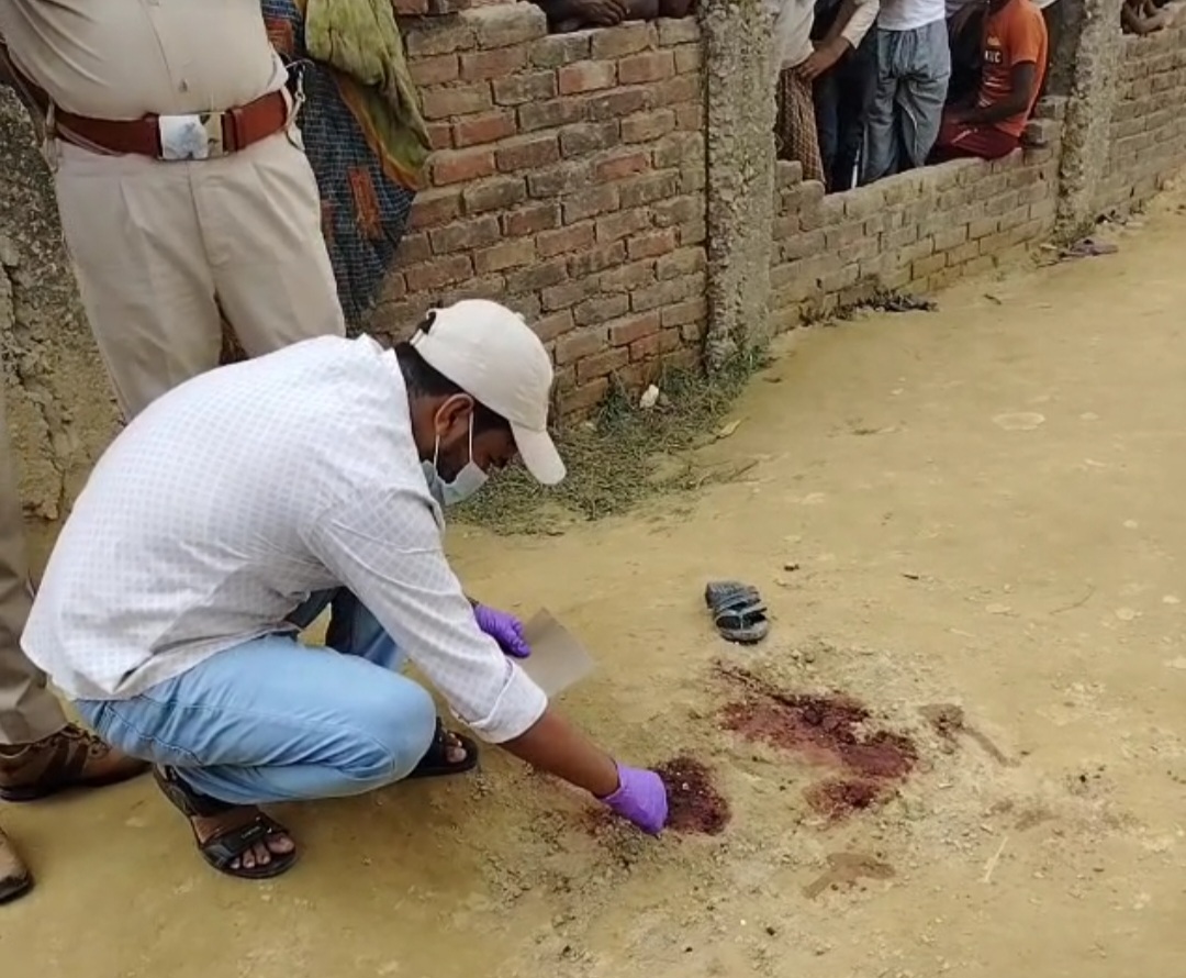 घटनास्थल से साक्ष्य संग्रह करती एफएसएल की टीम घटनास्थल से साक्ष्य संग्रह करती एफएसएल की टीम