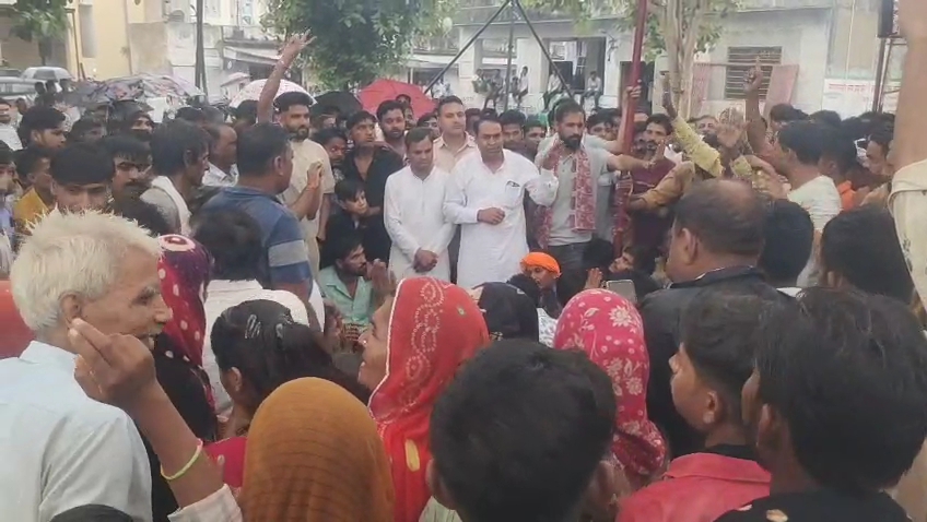 जहाजपुर में युवक की मौत के बाद तनाव, बाजार बंद, जल विहार का बेवाण कार्यक्रम स्थगित जहाजपुर में युवक की मौत के बाद तनाव, बाजार बंद, जल विहार का बेवाण कार्यक्रम स्थगित