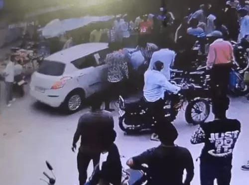 जहाजपुर में कार-ठेला विवाद ने ली युवक की जान, कस्बे में तनाव, 10 थानों का जाप्ता तैनात जहाजपुर में कार-ठेला विवाद ने ली युवक की जान, कस्बे में तनाव, 10 थानों का जाप्ता तैनात