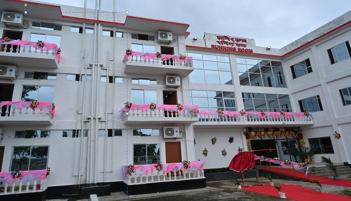 एनएफआर द्वारा लोको पायलटों के लिए बनाए गए भवन की तस्वीर। एनएफआर द्वारा लोको पायलटों के लिए बनाए गए भवन की तस्वीर।