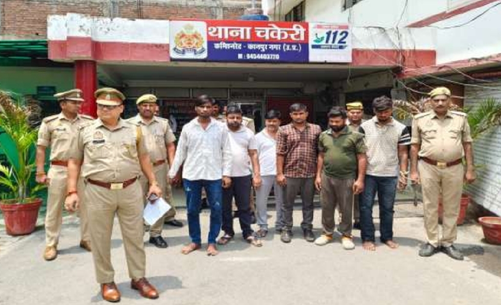 पुलिस की गिरफ्त में आरोपित पुलिस की गिरफ्त में आरोपित