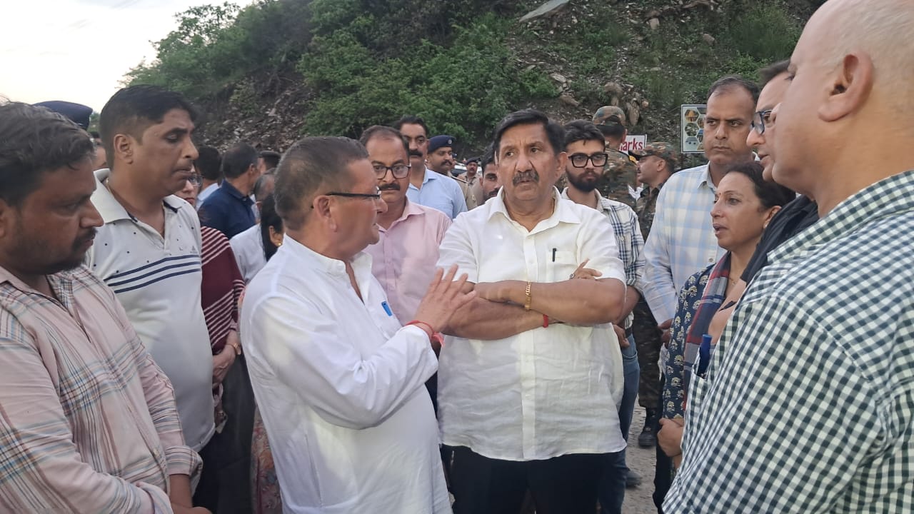 बाखली रोपवे के पास राहत कार्यों का जायजा लेते हुए उप मुख्यमंत्री मुकेश अग्निहोत्री। बाखली रोपवे के पास राहत कार्यों का जायजा लेते हुए उप मुख्यमंत्री मुकेश अग्निहोत्री।