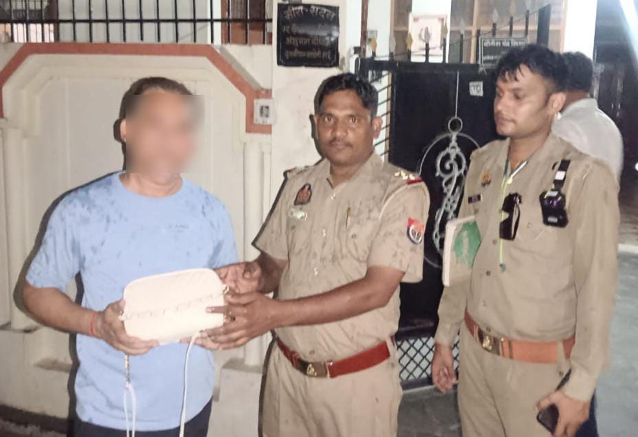 समान वापिस लौटाती पुलिस समान वापिस लौटाती पुलिस