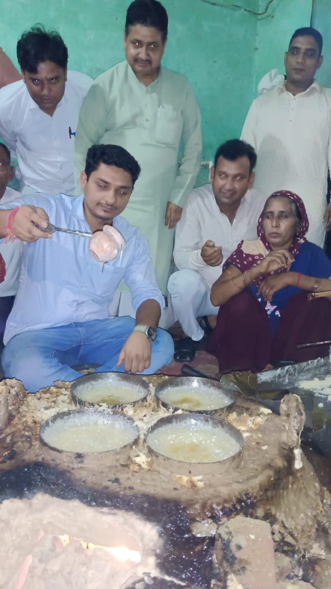 वार्ड 10 में घेवर बनाते कैप्टन योगेश बैरागी। वार्ड 10 में घेवर बनाते कैप्टन योगेश बैरागी।