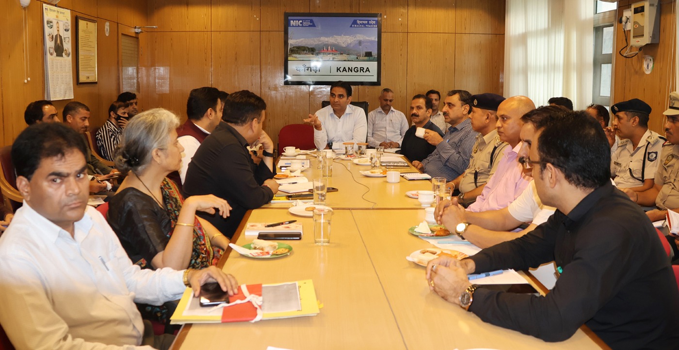 बैठक की अध्यक्षता करते हुए उपायुक्त कांगड़ा। बैठक की अध्यक्षता करते हुए उपायुक्त कांगड़ा।