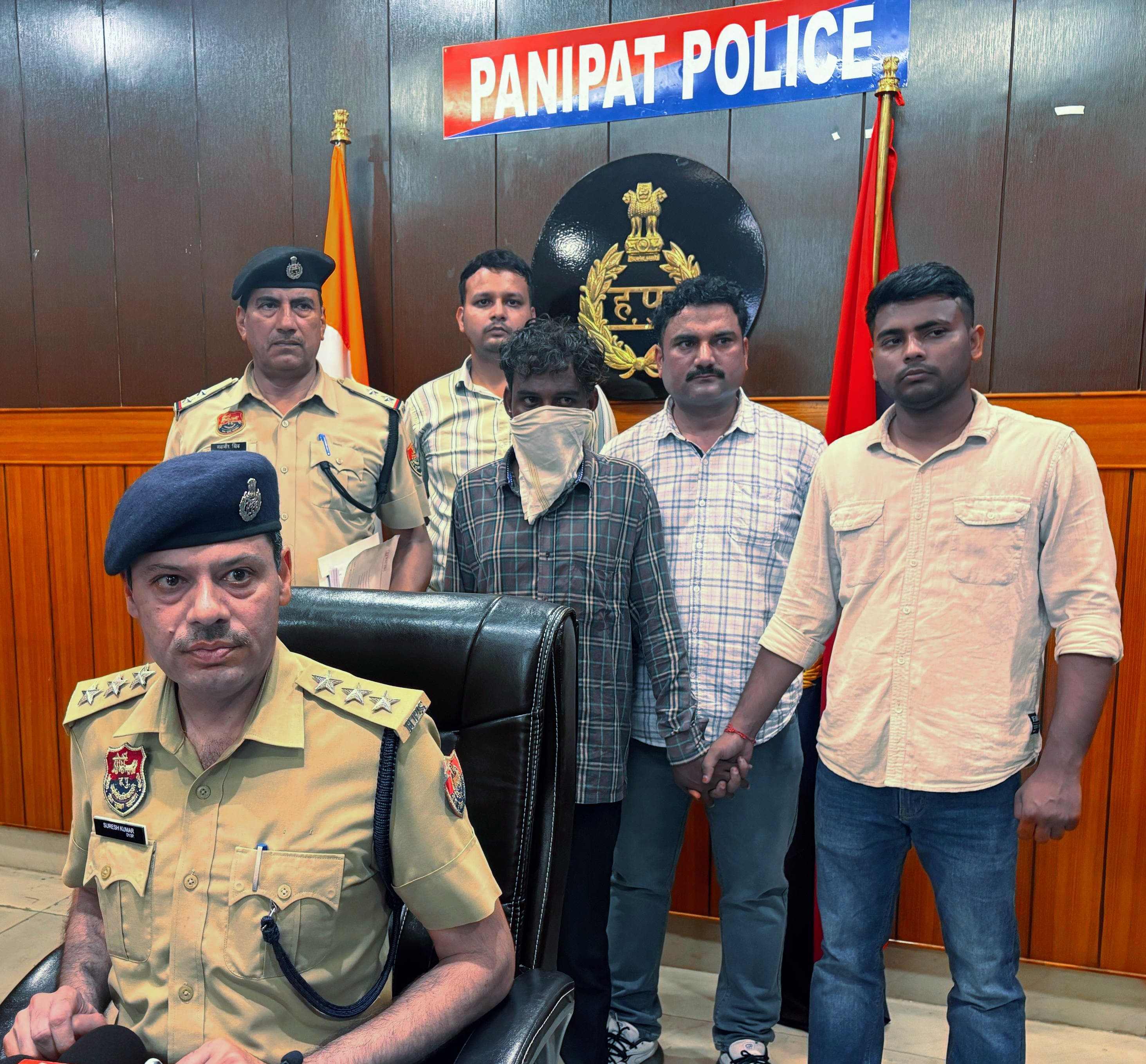 गिरफ्तार किए हत्यारोपी के बारे में जानकारी देते उप पुलिस अधीक्षक सुरेश कुमार सैनी गिरफ्तार किए हत्यारोपी के बारे में जानकारी देते उप पुलिस अधीक्षक सुरेश कुमार सैनी