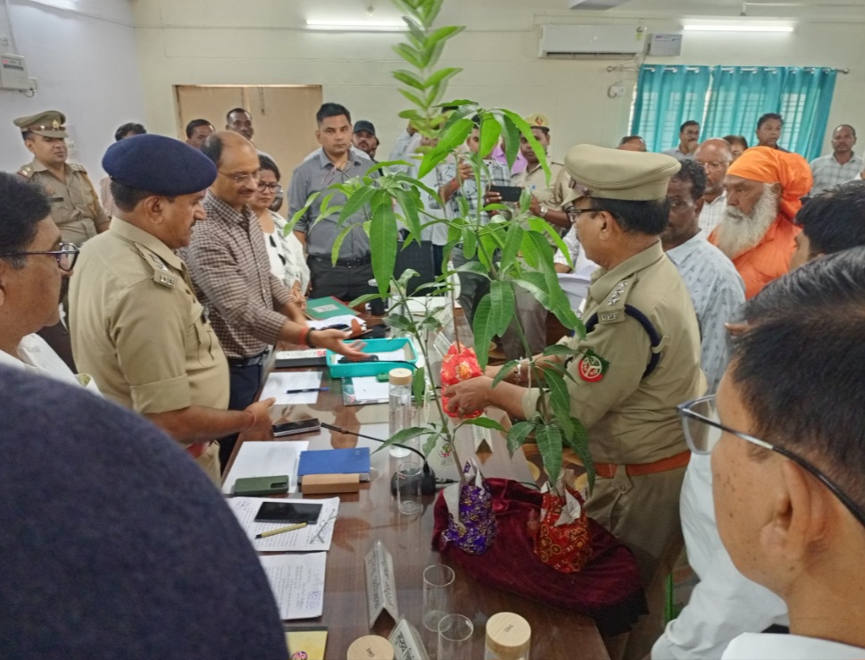 कन्नौज: डीएम की अनूठी पहल: शिकायत लेकर आये फरियादियों को दिए फलदार वृक्ष के पौधे कन्नौज: डीएम की अनूठी पहल: शिकायत लेकर आये फरियादियों को दिए फलदार वृक्ष के पौधे