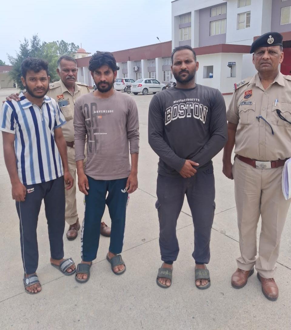 पुलिस हिरासत में घर में चोरी करने वाले आरोपी पुलिस हिरासत में घर में चोरी करने वाले आरोपी