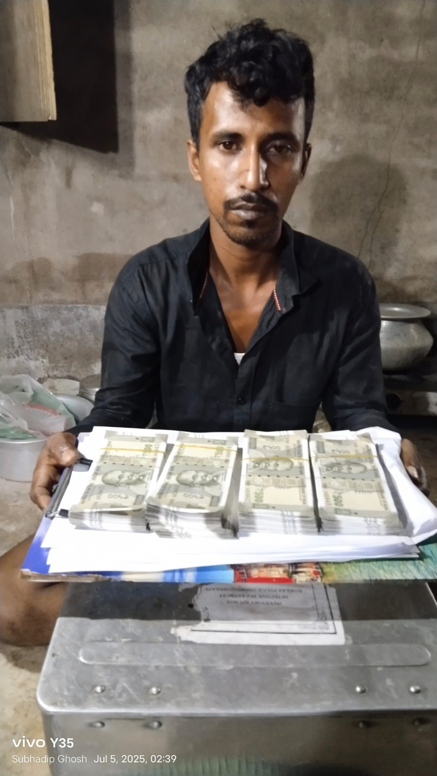 नकली नोटों के साथ गिरफ्तार व्यक्ति नकली नोटों के साथ गिरफ्तार व्यक्ति