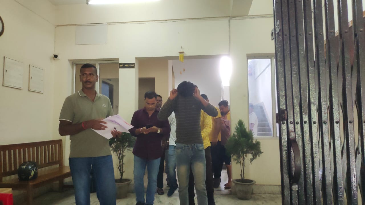 प्रतिबंधित कफ सिरप के साथ युवक गिरफ्तार प्रतिबंधित कफ सिरप के साथ युवक गिरफ्तार
