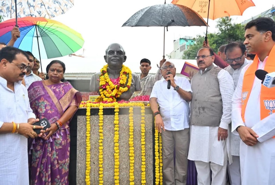 डॉ. श्यामा प्रसाद मुखर्जी की जयंती पर संबोधित करते हुए भाजपा प्रदेश अध्यक्ष हेमंत खंडेलवाल डॉ. श्यामा प्रसाद मुखर्जी की जयंती पर संबोधित करते हुए भाजपा प्रदेश अध्यक्ष हेमंत खंडेलवाल