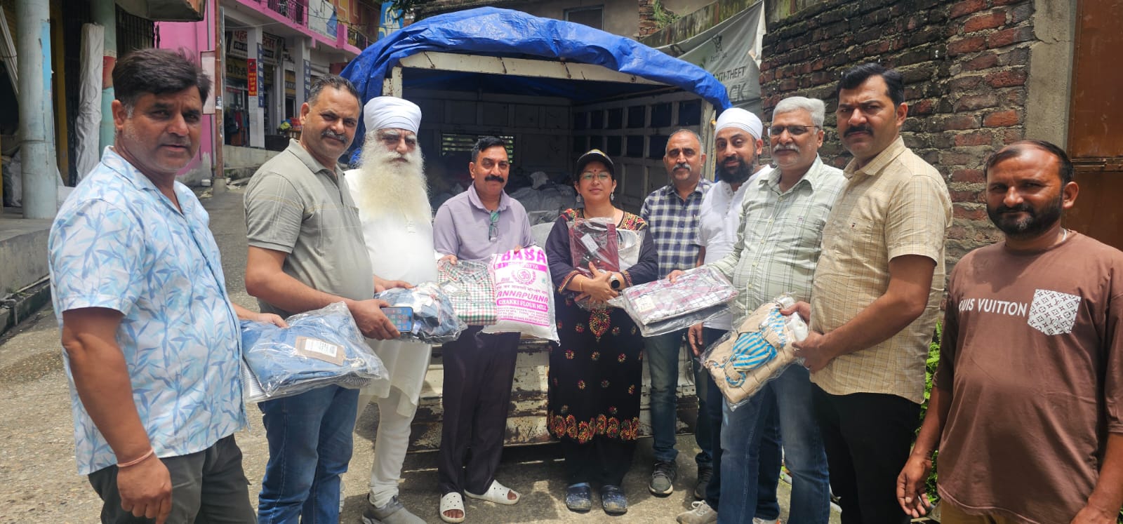 गोहर में राहत सामग्री के साथ एसडीएम स्मृतिका नेगी व अन्य। गोहर में राहत सामग्री के साथ एसडीएम स्मृतिका नेगी व अन्य।