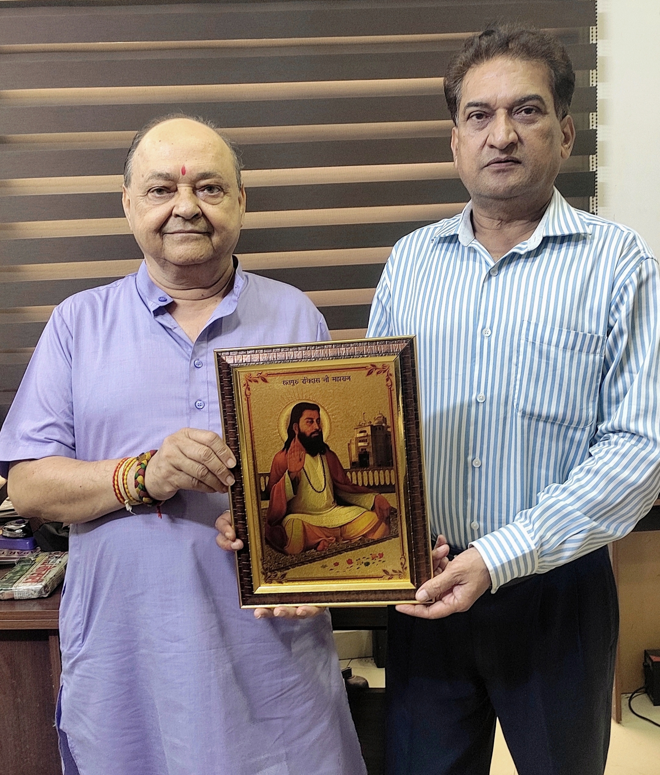 बलबीर ने प्रमुख सामाजिक कार्यकर्ता प्रेम गुप्ता को गुरु रविदास जी का चित्र भेंट किया बलबीर ने प्रमुख सामाजिक कार्यकर्ता प्रेम गुप्ता को गुरु रविदास जी का चित्र भेंट किया