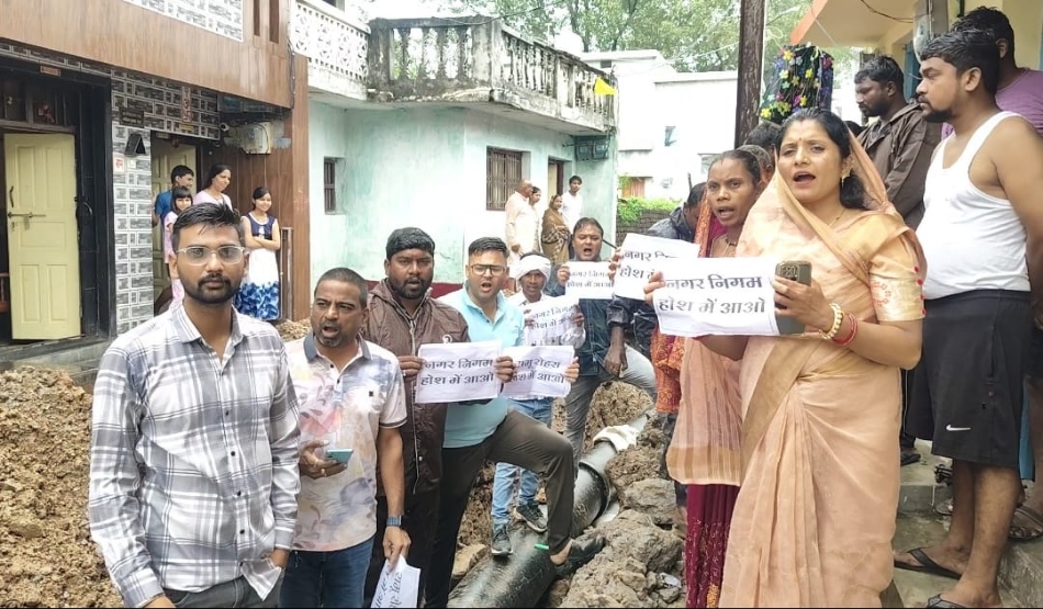 पाइप लाइन विस्तार में अनियमितता को लेकर कांग्रेस के पदाधिकारी और कार्यकर्ता।