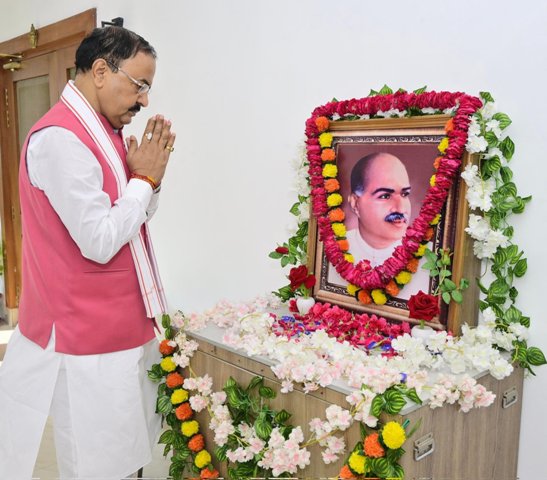 श्यामा प्रसाद की जयंती पर माल्यार्पण करते उपमुख्यमंत्री केशव प्रसाद मौर्य श्यामा प्रसाद की जयंती पर माल्यार्पण करते उपमुख्यमंत्री केशव प्रसाद मौर्य