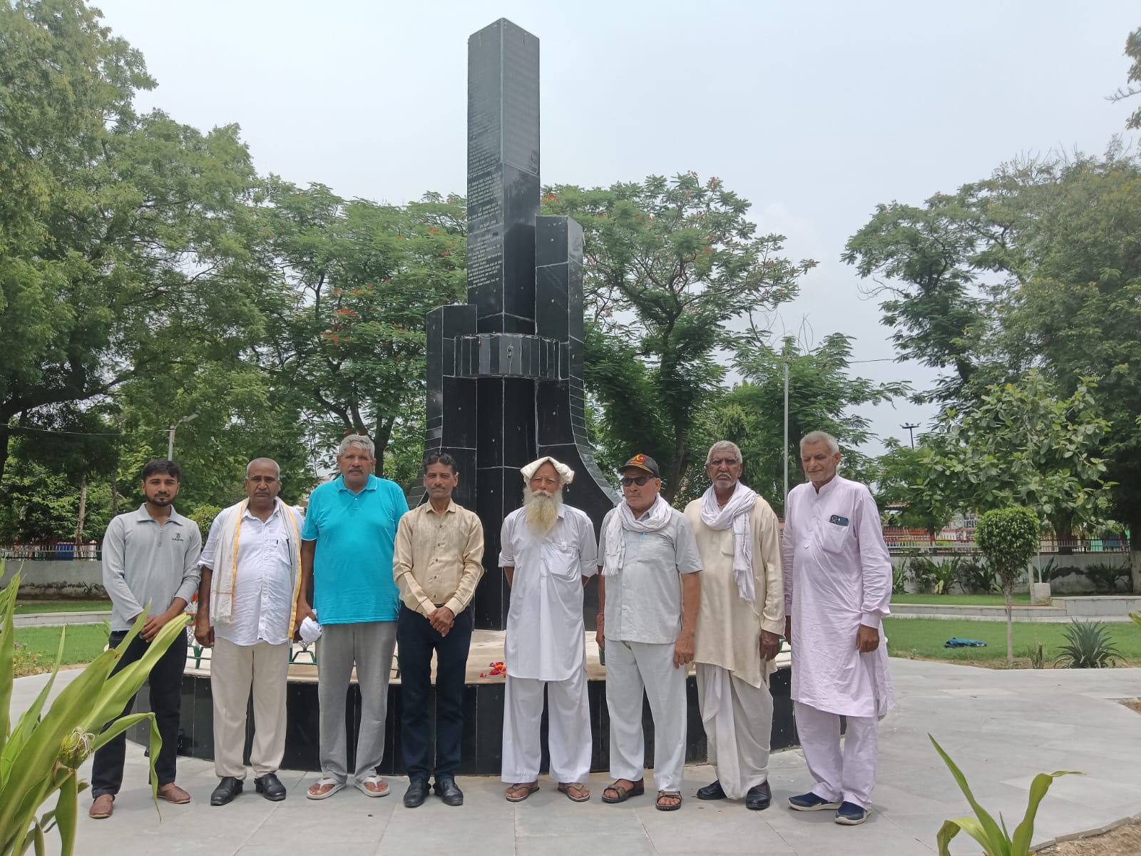 शहीद स्मारक पर बैठक कर रोष जताते हुए। शहीद स्मारक पर बैठक कर रोष जताते हुए।